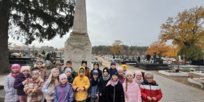 Jak co roku Przedszkolaki wybrały się na cmentarz w Rudniku aby zapalić znicz.