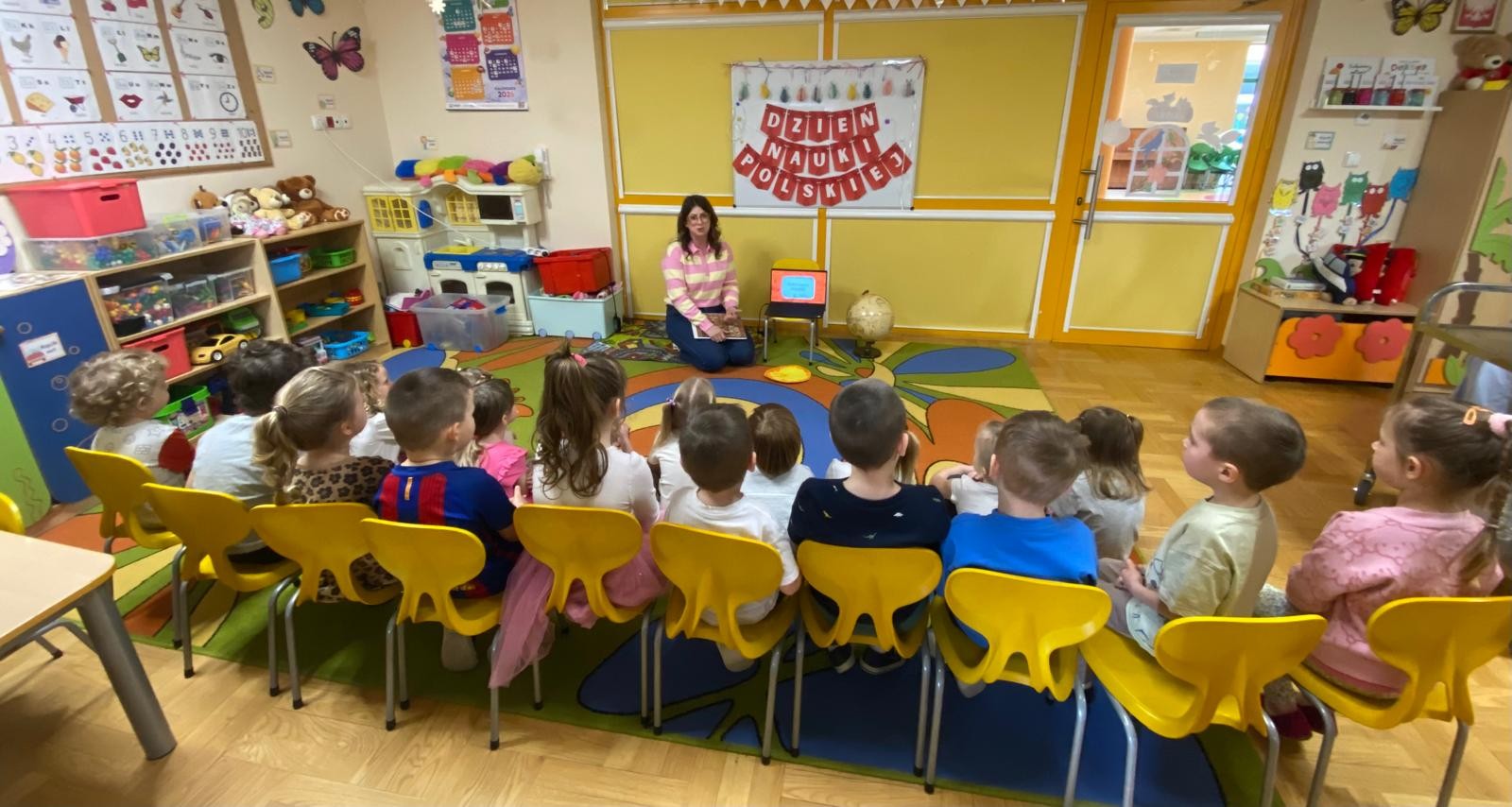 Podczas Dnia Nauki Polskiej dzieci rozmawiały na temat tego co to jest nauka. Olglądały prezentację multimedialna na temat polskich naukowców. Dzieci poznały postać Mikołaja Kopernika.
oraz wysłuchały książki pt. "Mikołaj Kopernik - astronom, który zmieni naszą wizję Wszechświata". 
Liski poznały teorię heliocentryczną Mikołaja Kopernika z użyciem globusa i latarki. Dzieci wykonały układ słoneczny za pomocą farb plakatowych i balona.
